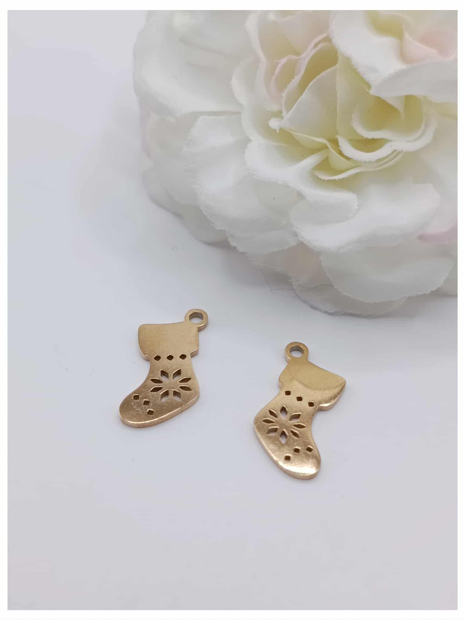 Breloque acier inoxydable doré chaussette de noël - 8 x 16 mm breloque acier inoxydable doré chaussette de noël 8 x 16 mm