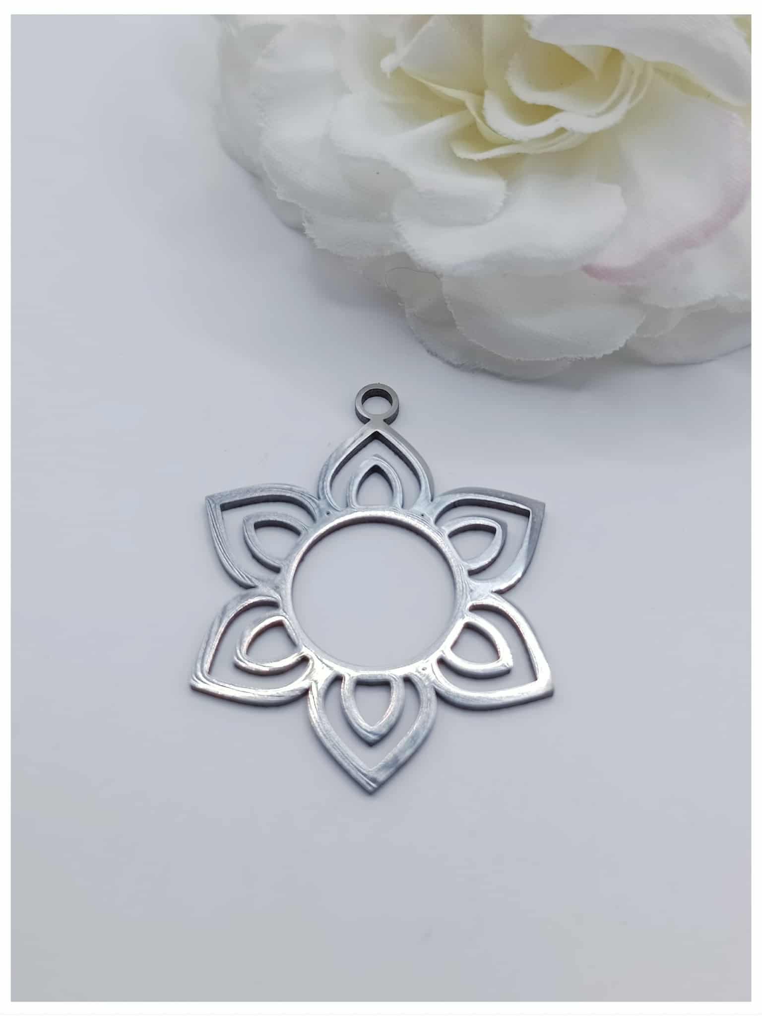 breloque acier inoxydable fleur 31 x 24 mm