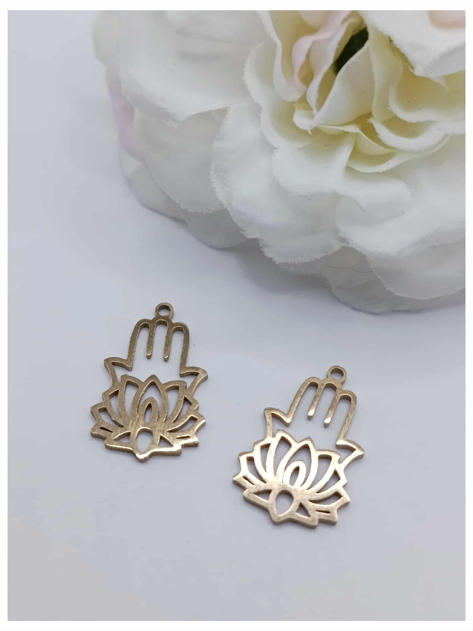 breloque acier inoxydable doré main de hamsa lotus 17 x 11 mm