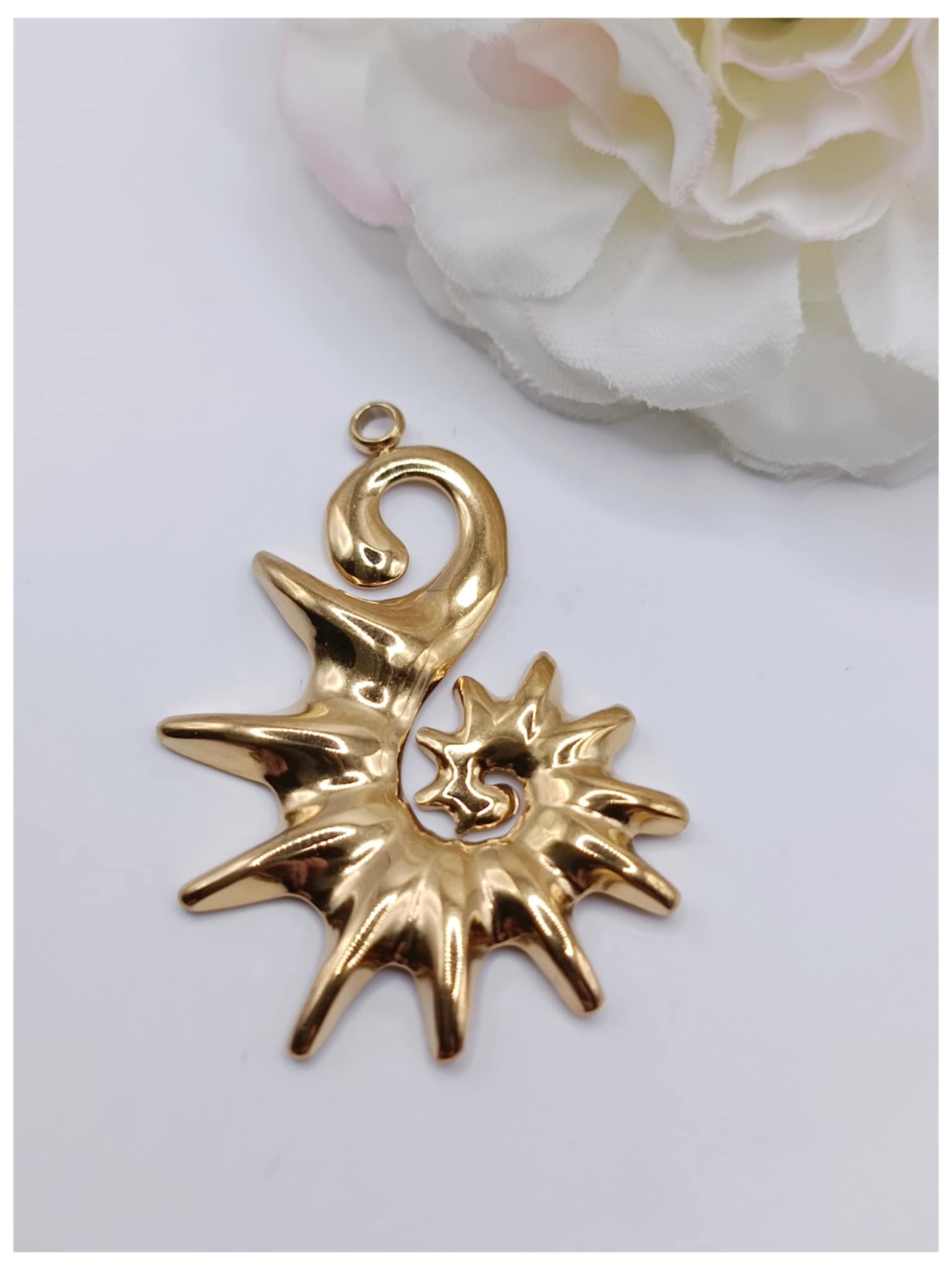 breloque acier inoxydable dorée coquillage 23 x 33 mm