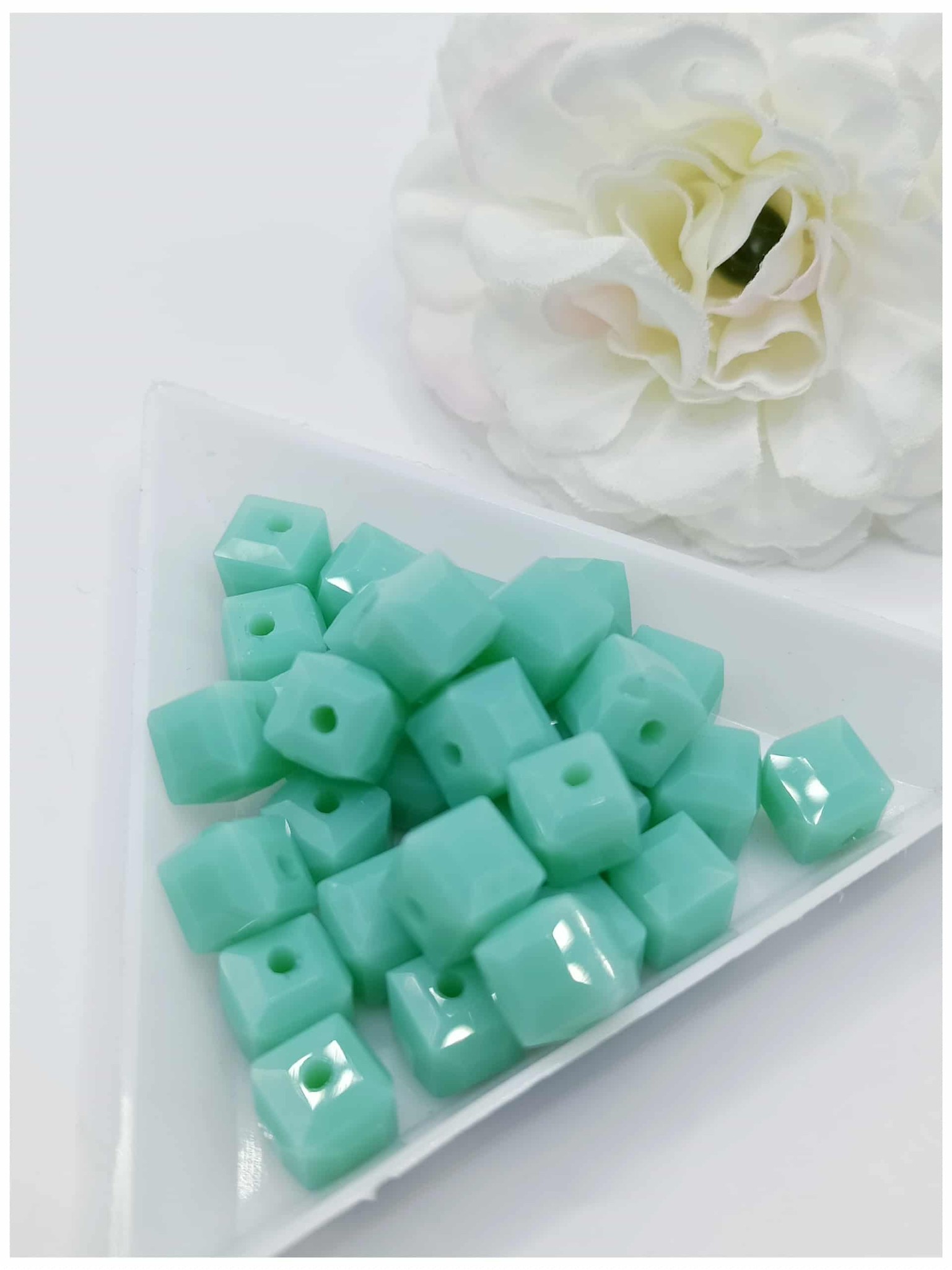 perle en verre carrée 6 mm vert menthe