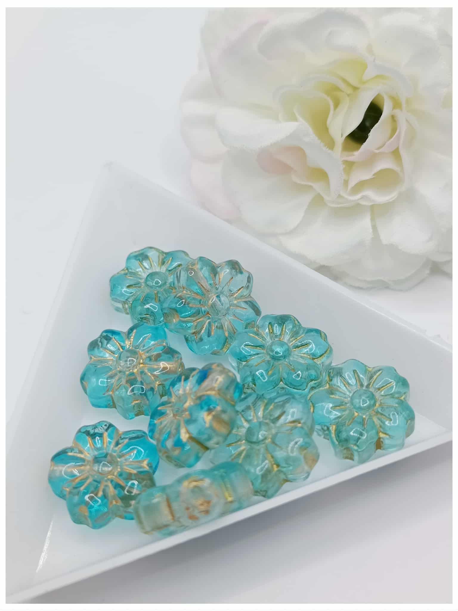 perle en verre fleur dorée 14 mm vert menthe