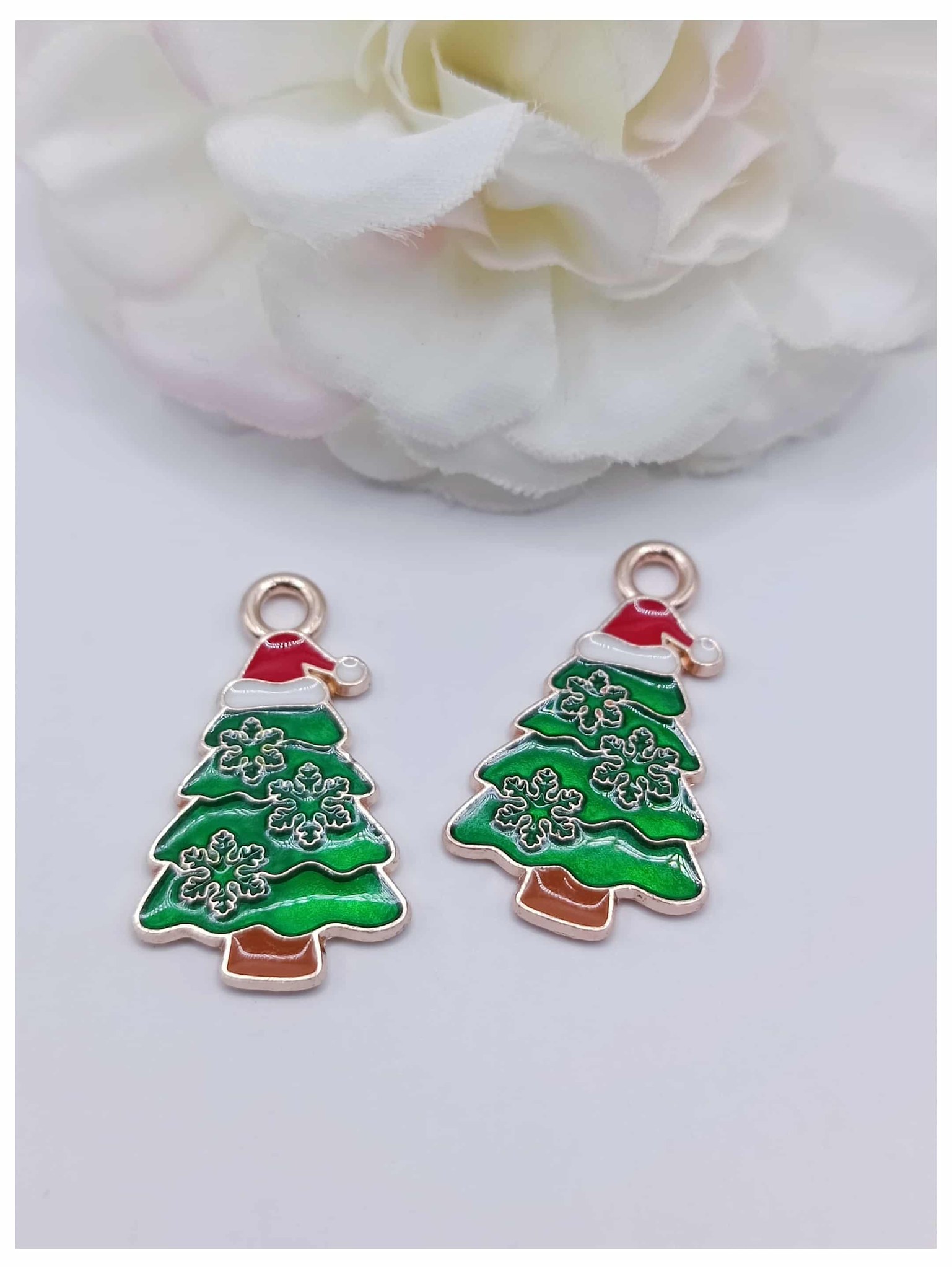 breloque dorée émaillée sapin de noël bonnet