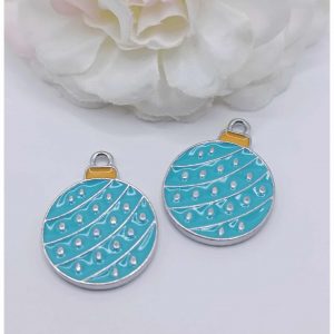 Breloque argentée émaillée boule de noël bleue