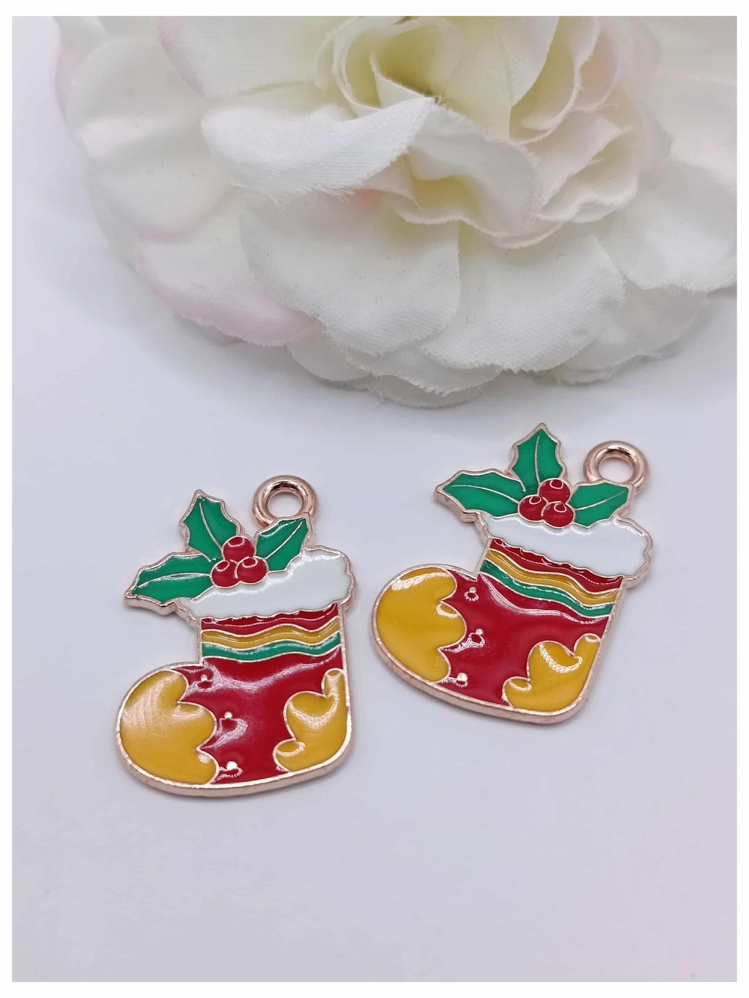 breloque dorée émaillée chaussette de noël