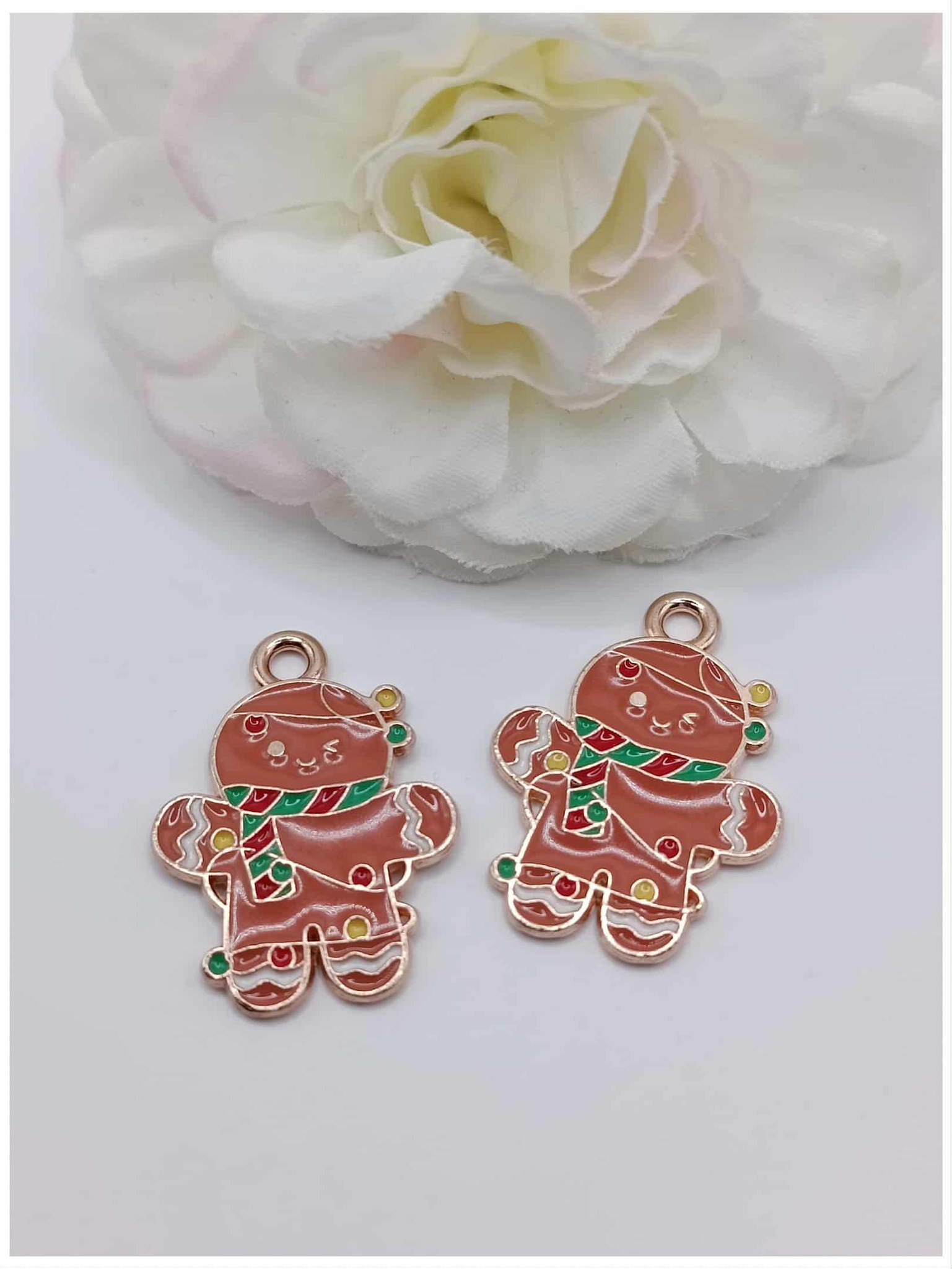 breloque dorée émaillée bonhomme pain d'épice