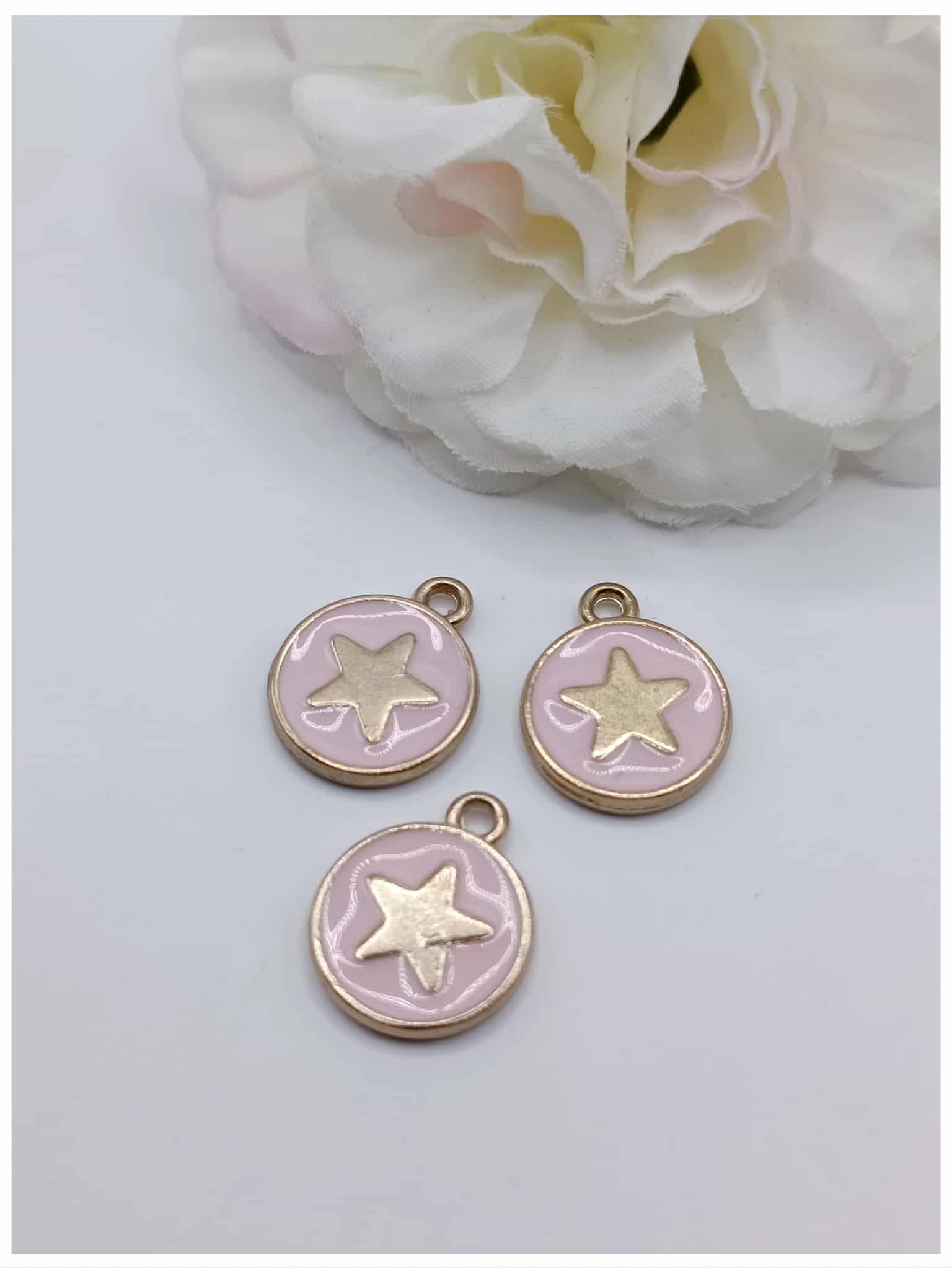 breloque dorée émaillée étoile rose