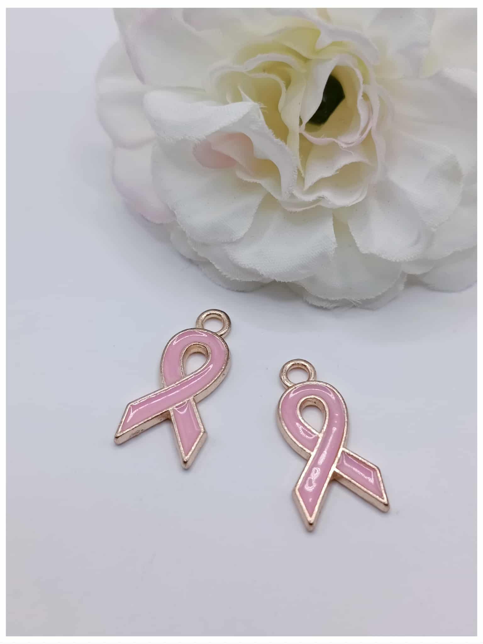 breloque dorée émaillée ruban rose