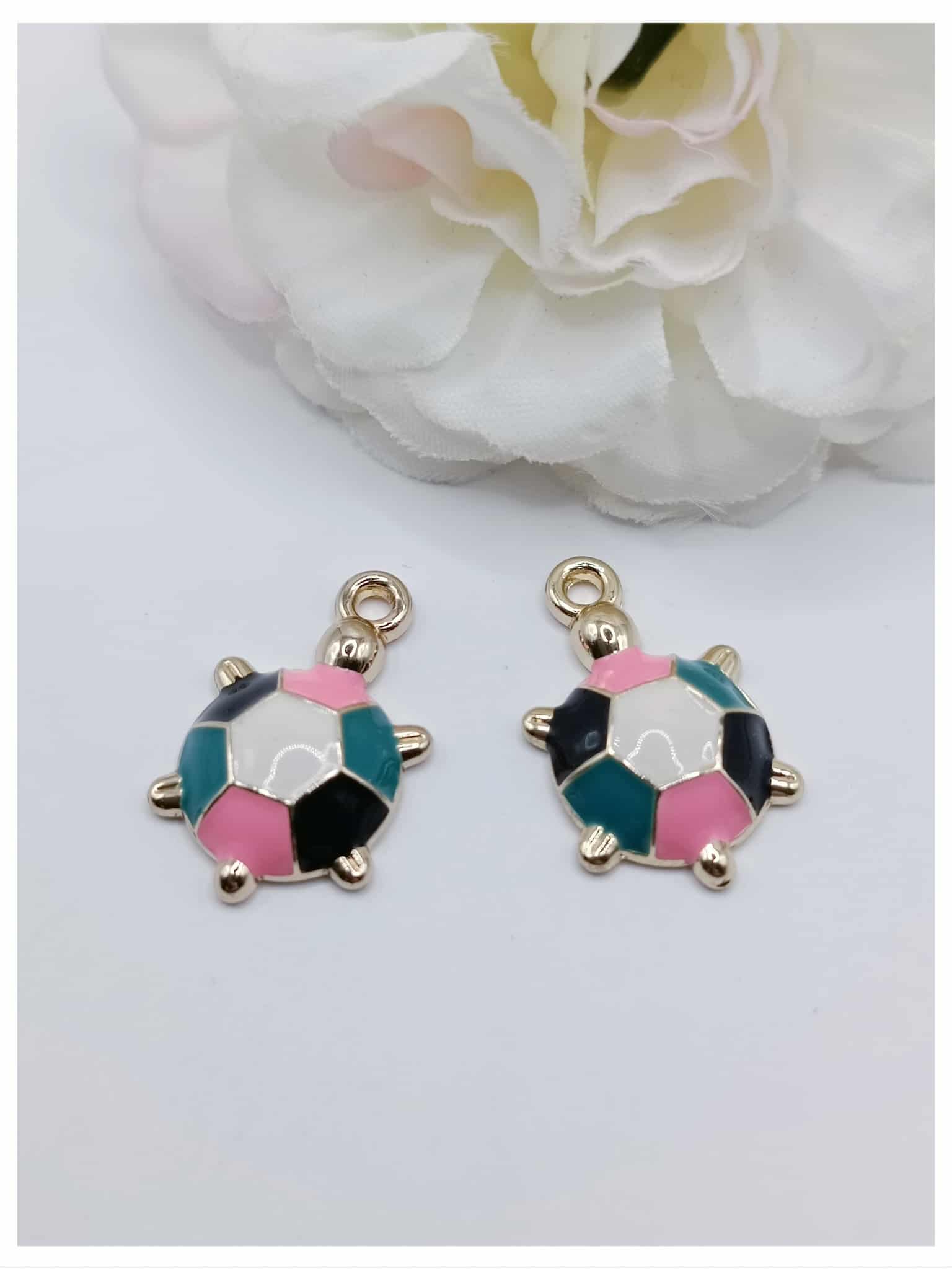 breloque dorée émaillée tortue multicolore