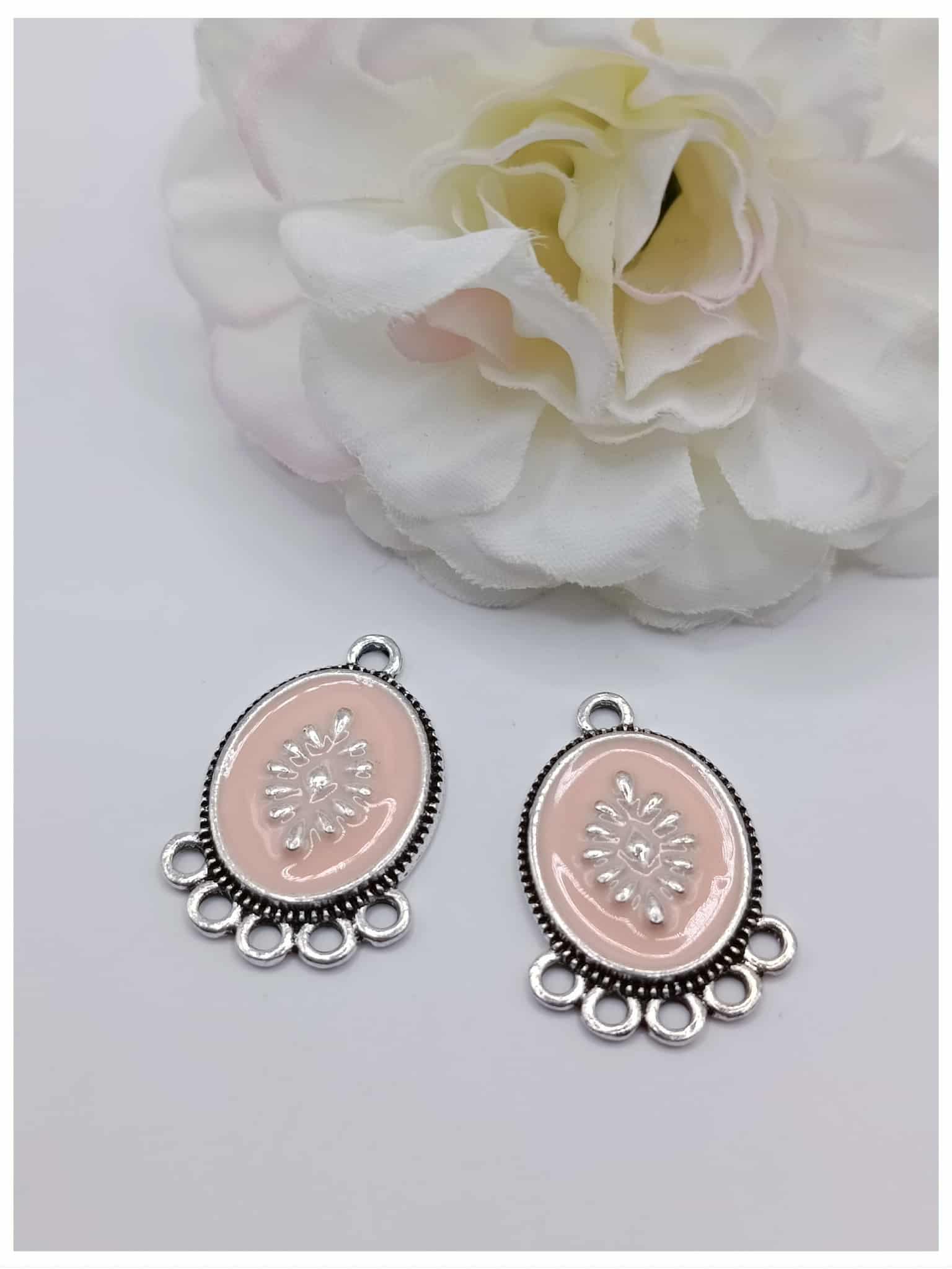 Connecteur argenté émaillé 15 x 21 mm rose