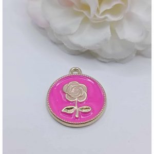 Breloque dorée émaillée rose
