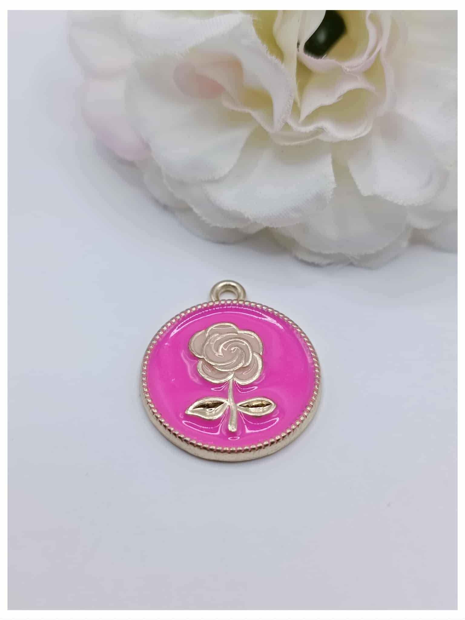 breloque dorée émaillée rose